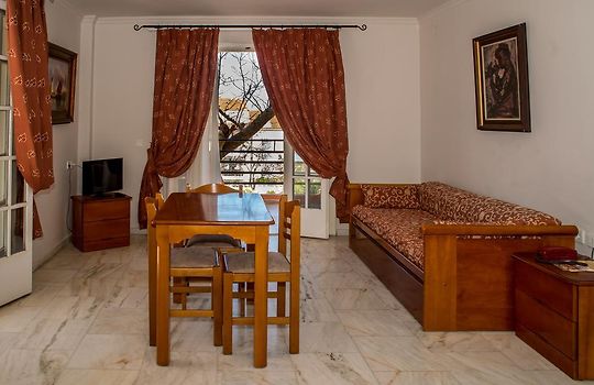 奥德修斯宫殿公寓式酒店 波罗斯